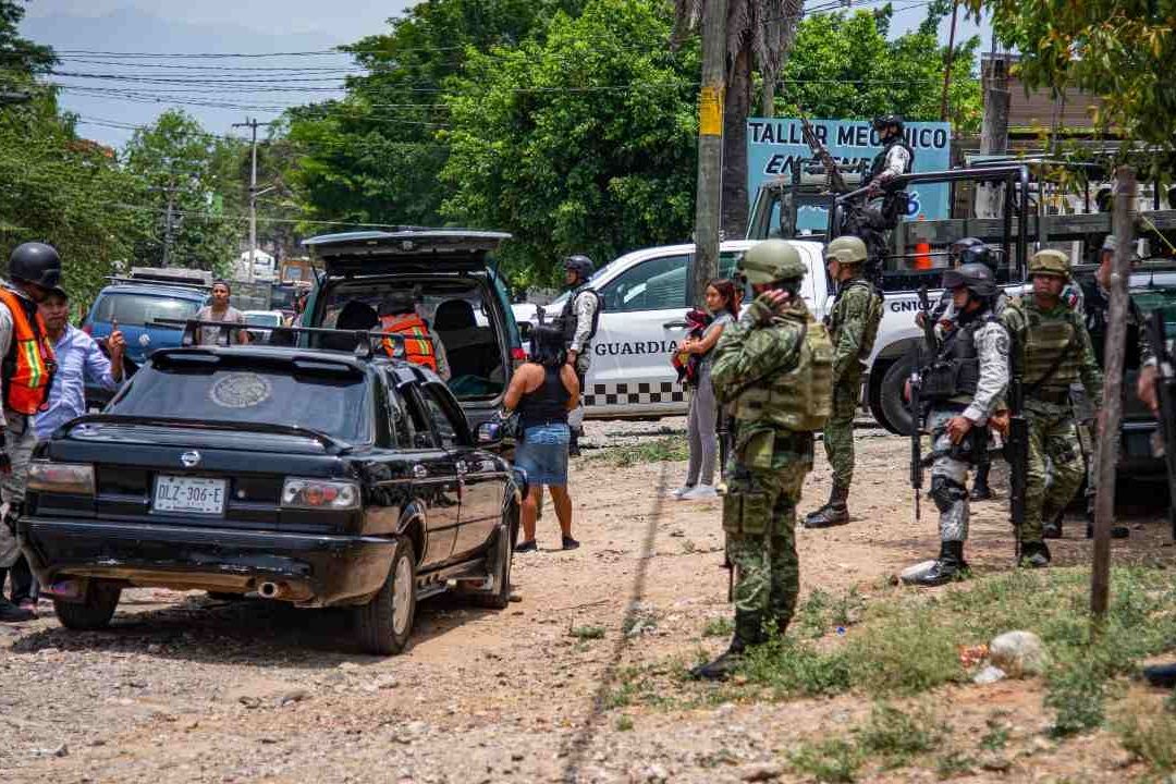 Miembros del Ejército Mexicano y de la Guardia Nacional, revisan los vehículos en retenes de Comalapa, Chiapas