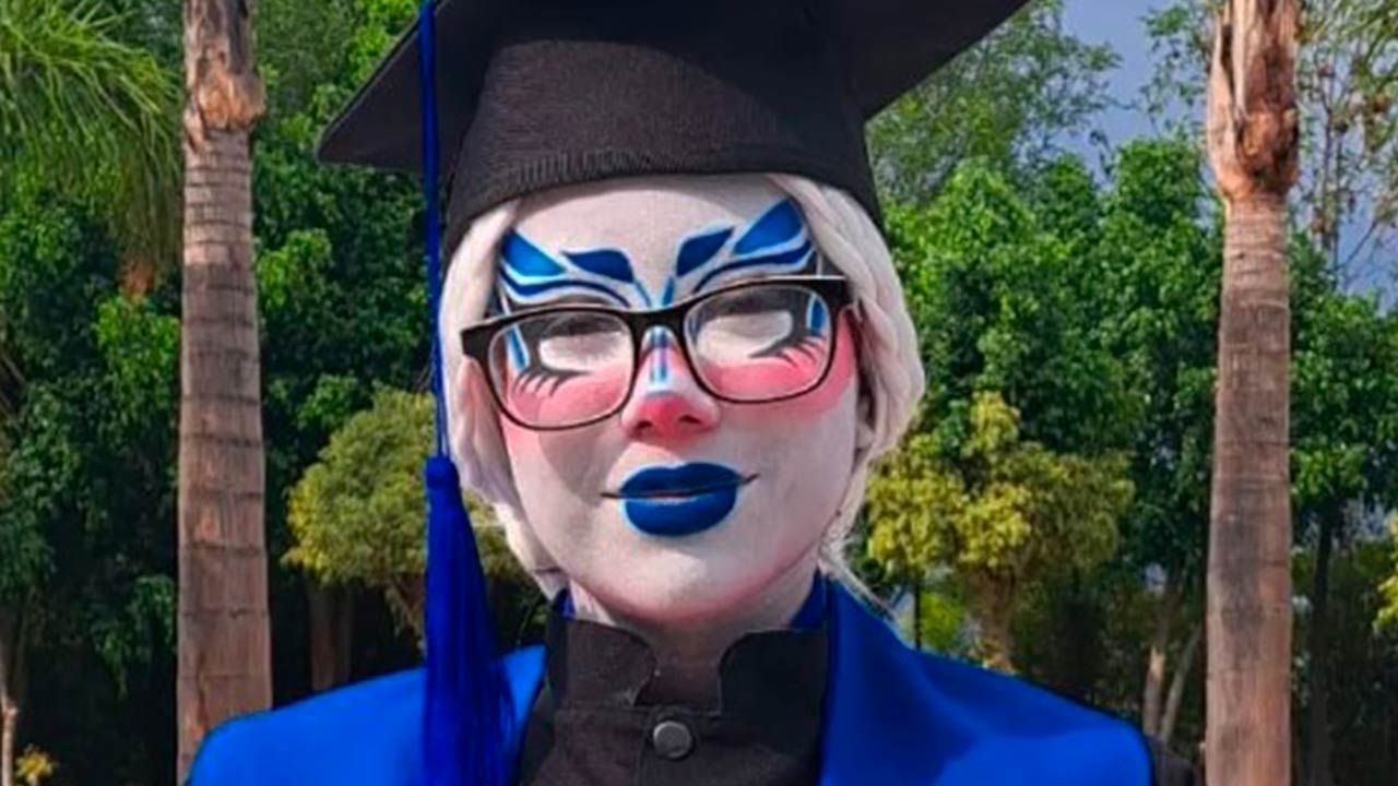 Joven maquillada como Drag Queen en graduación Nuevo León