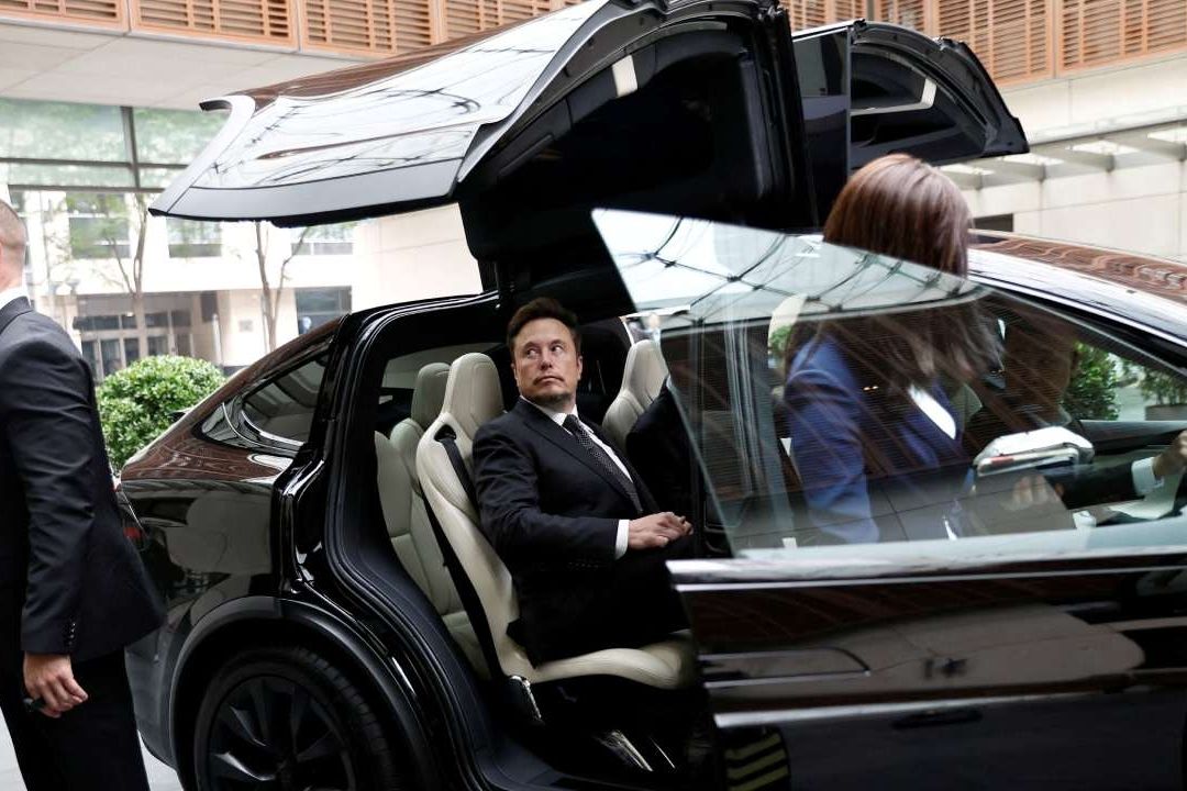 Elon Musk Visita China; Se Reúne con Ministro de Comercio