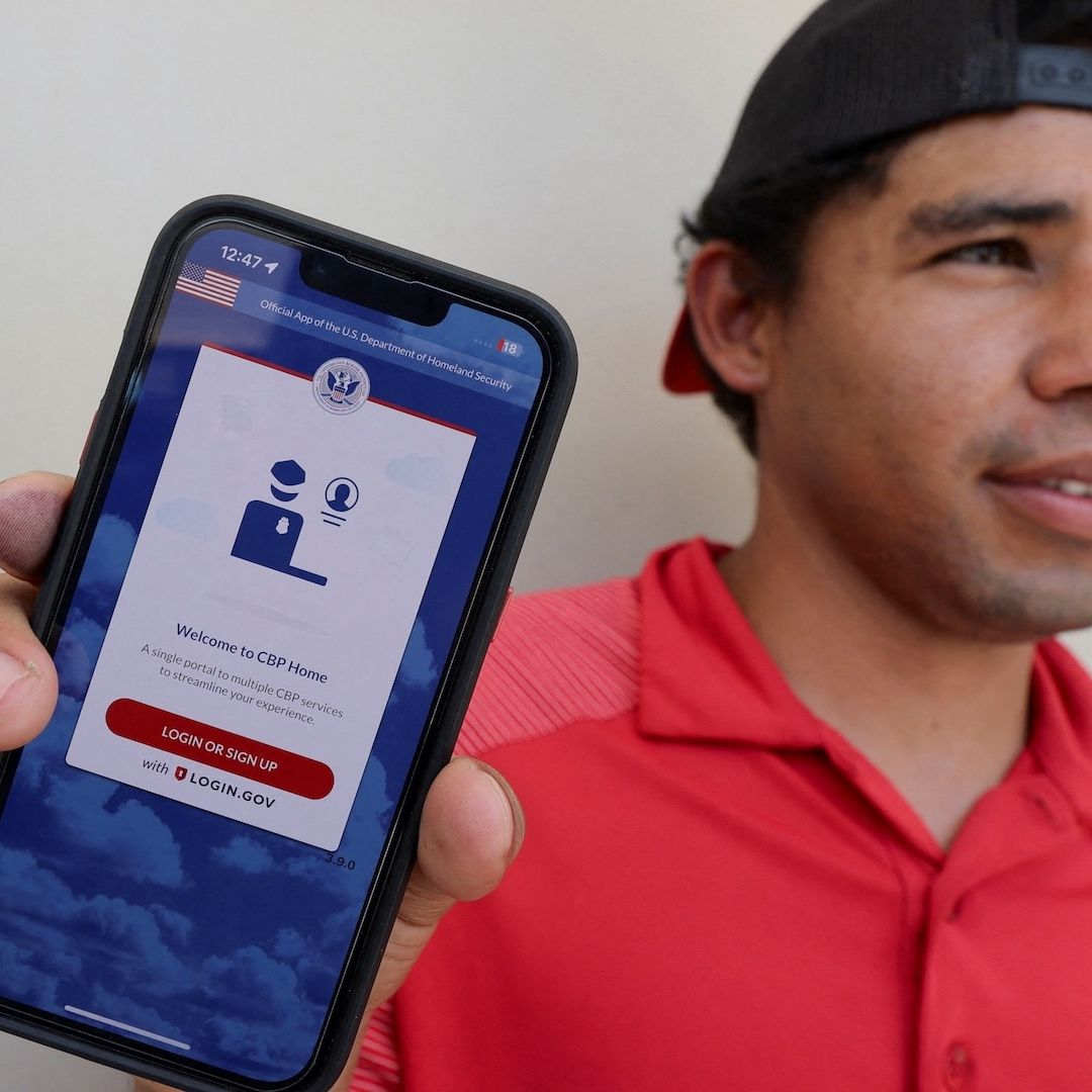Migrante de Honduras muestran aplicación CBP Home para autodeportarse