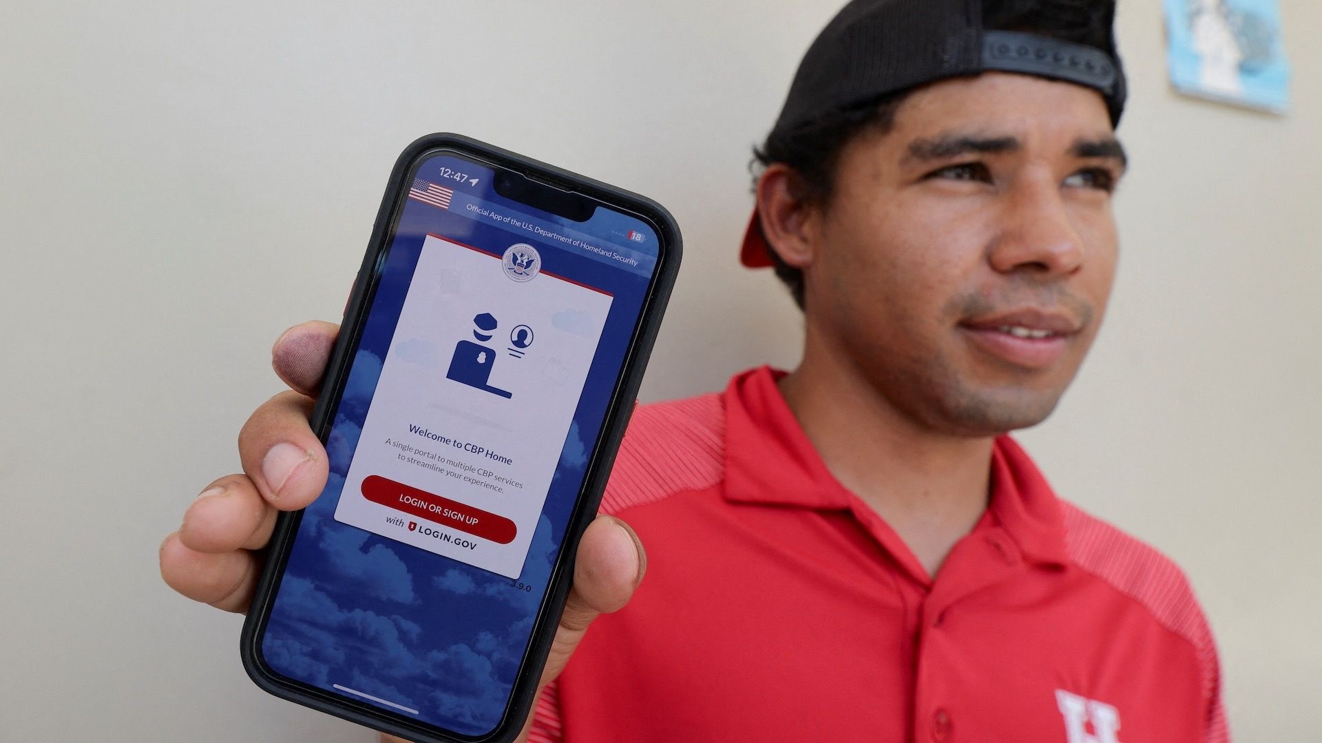 Migrante de Honduras muestran aplicación CBP Home para autodeportarse