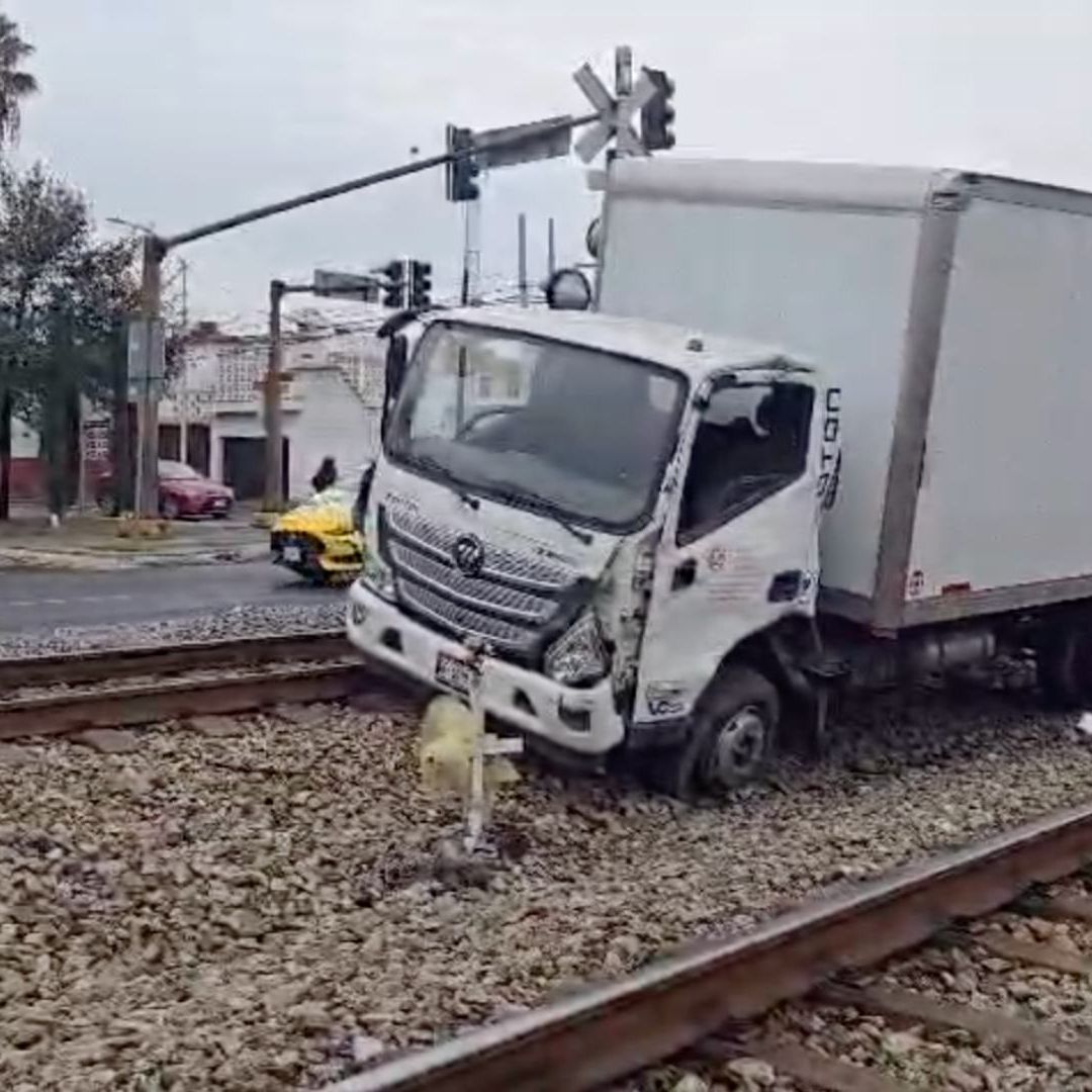 Camioneta en las vías del tren