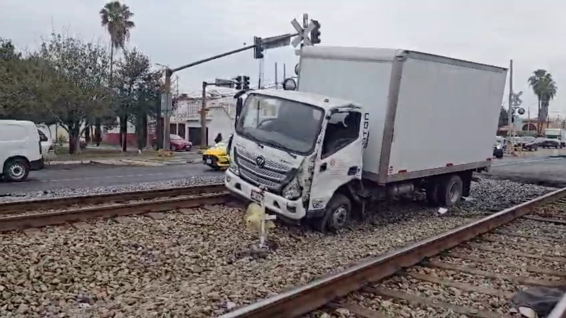 Camioneta en las vías del tren