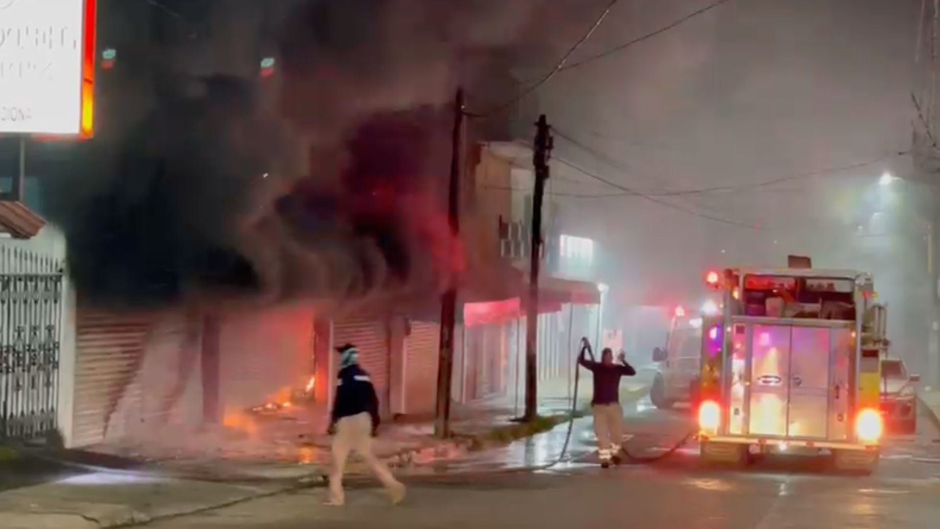 Bomberos combaten incendio en de locales comerciales atacados con bombas caseras en Acayucan.