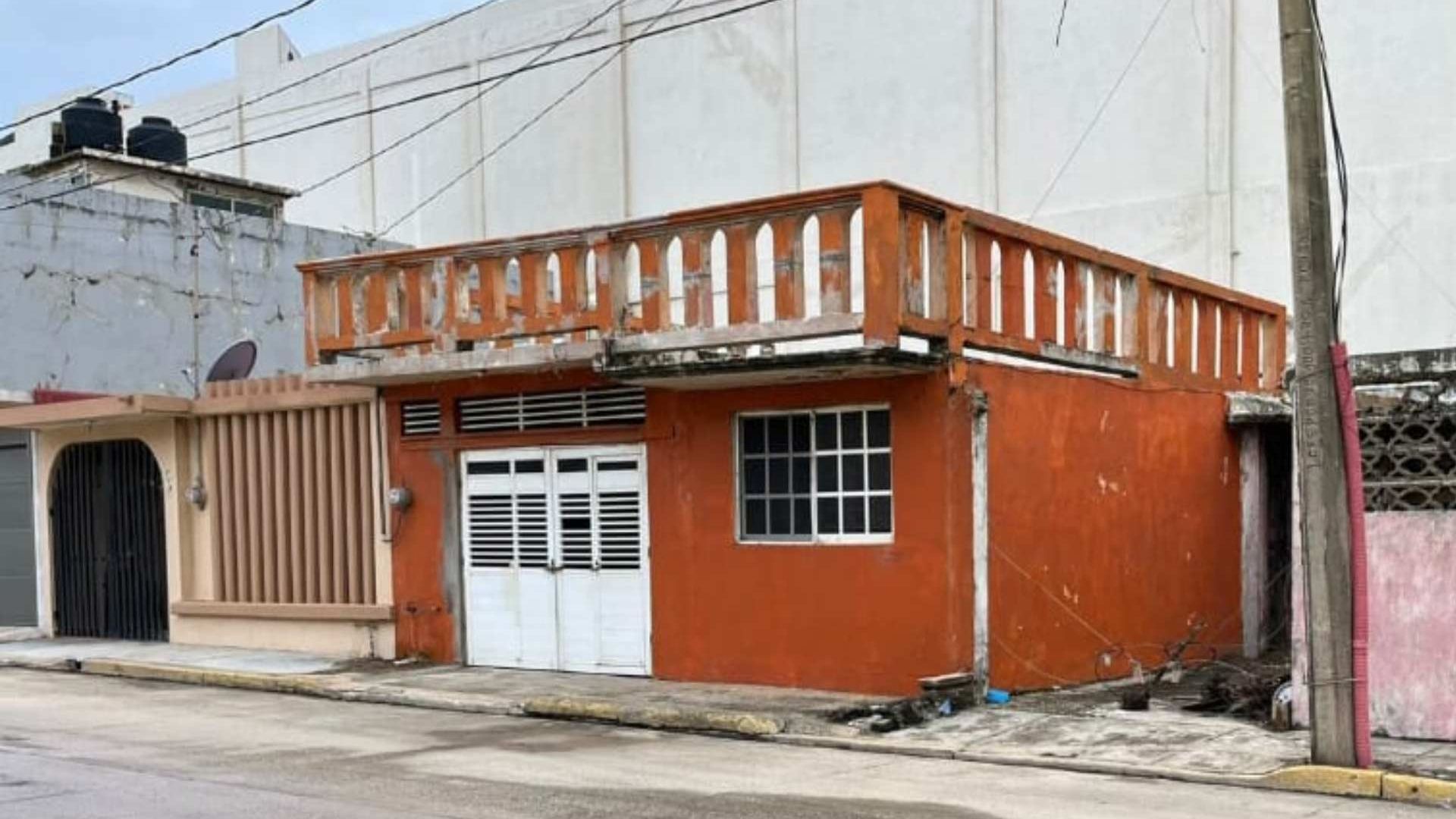 En el operativo fue asegurada una fuerte suma de efectivo que fue incautada como parte de las investivo.
