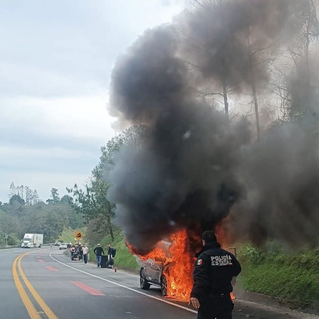Accidente Autopista México Tuxpan Incendio de Automóvil Tramo Tejocotal Nuevo Necaxa Acaxochitlán
