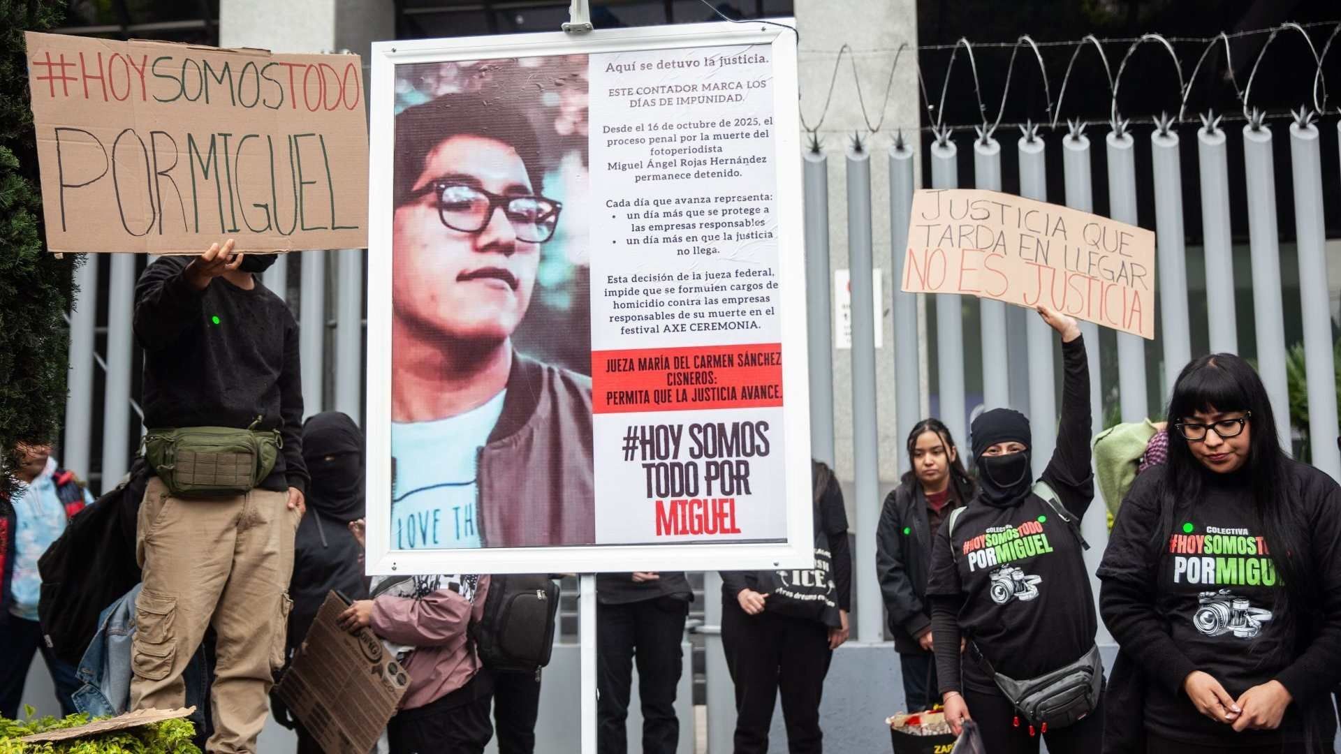 Familiares y amigos de Miguel Ángel Rojas protestan en la CDMX
