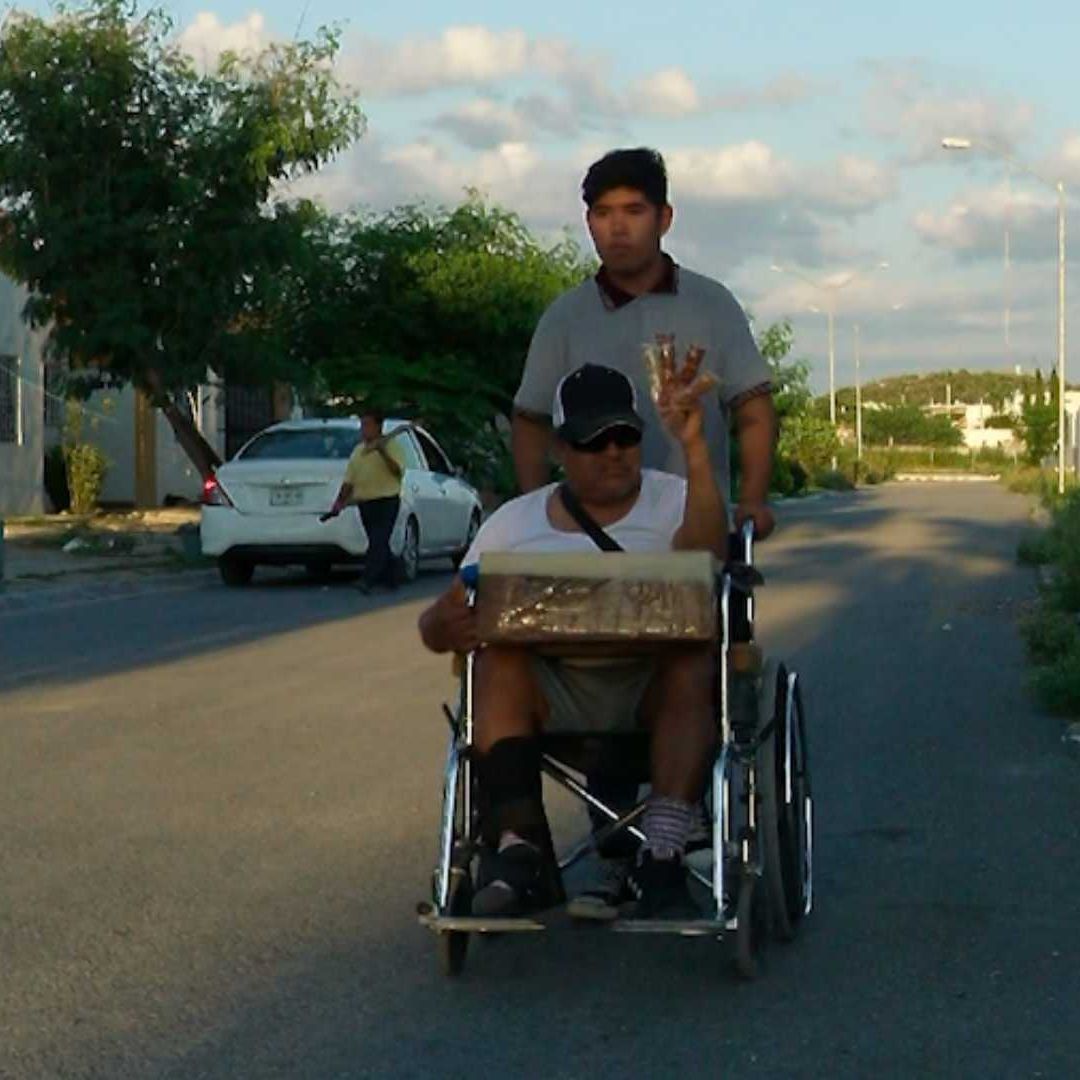Con lo que Don Lázaro gana vendiendo dulces, no le alcanza para pagar su operación de ojo. Foto: N+