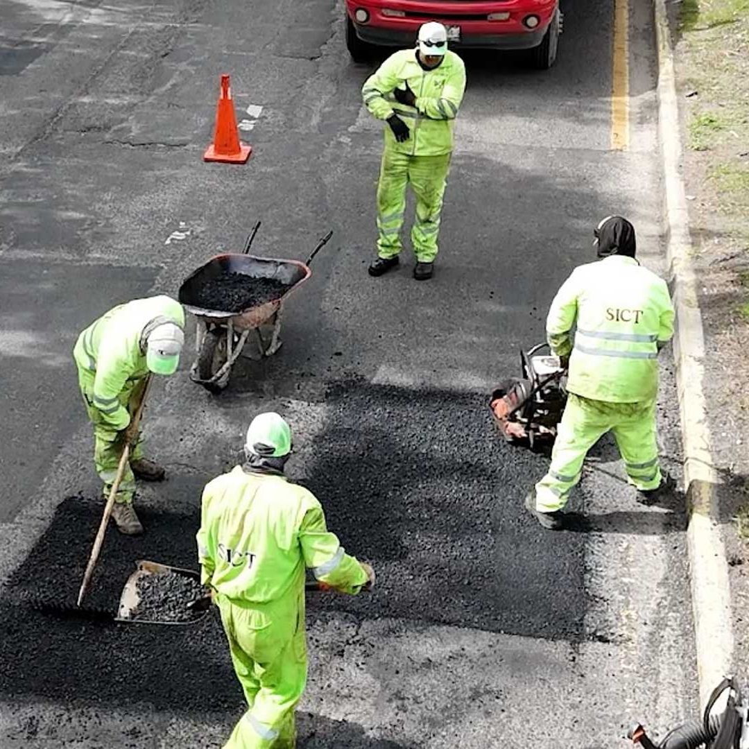 El Gobierno de México anuncia el programa de conservación de carreteras y bachetón 2026. Foto: SICT