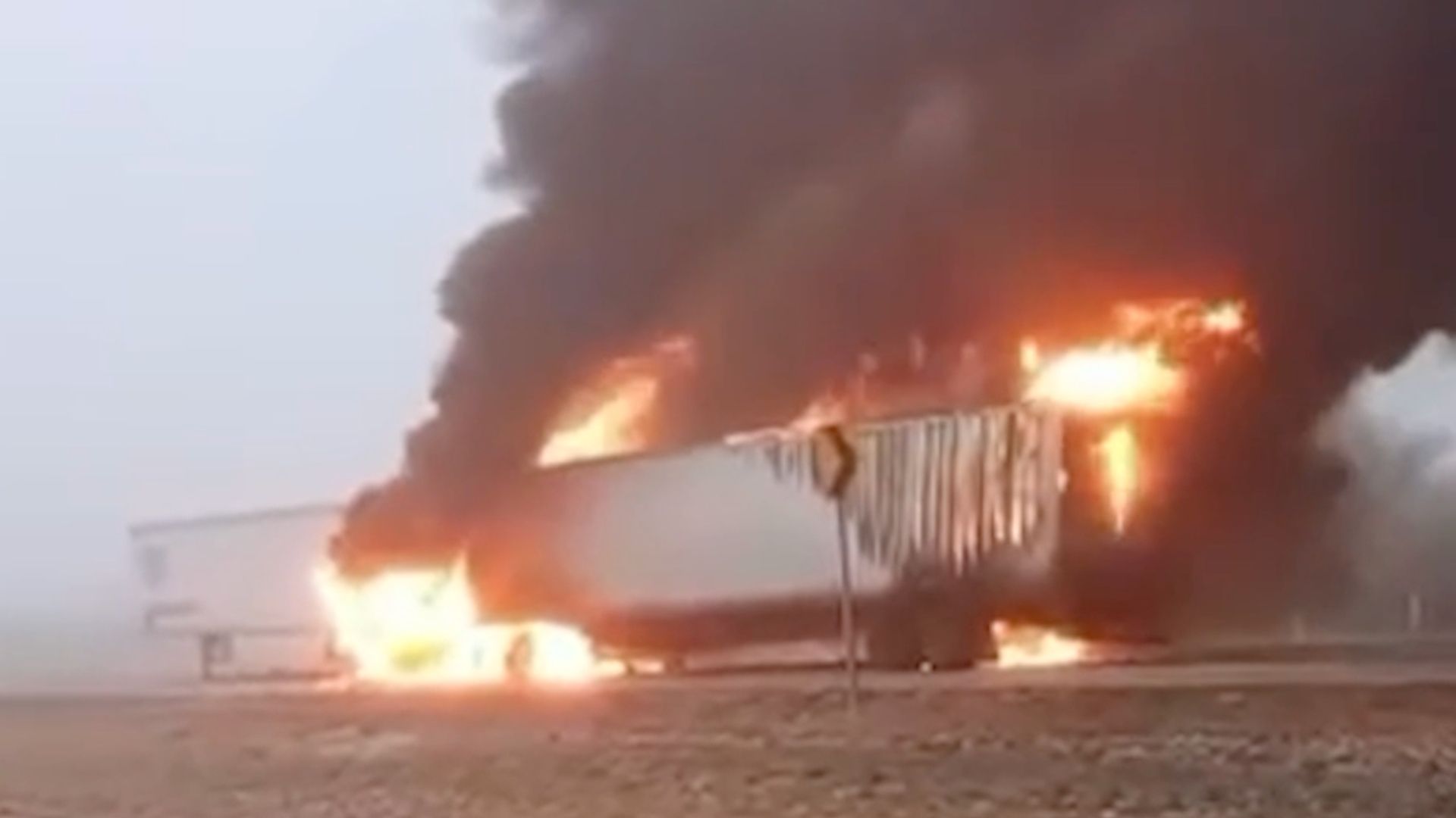 Incendio de tráiler en la autopista Monterrey-Nuevo Laredo