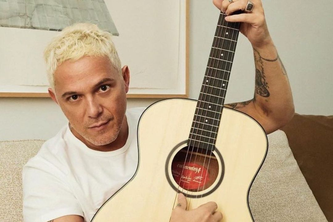 Alejandro Sanz sostiene una guitarra