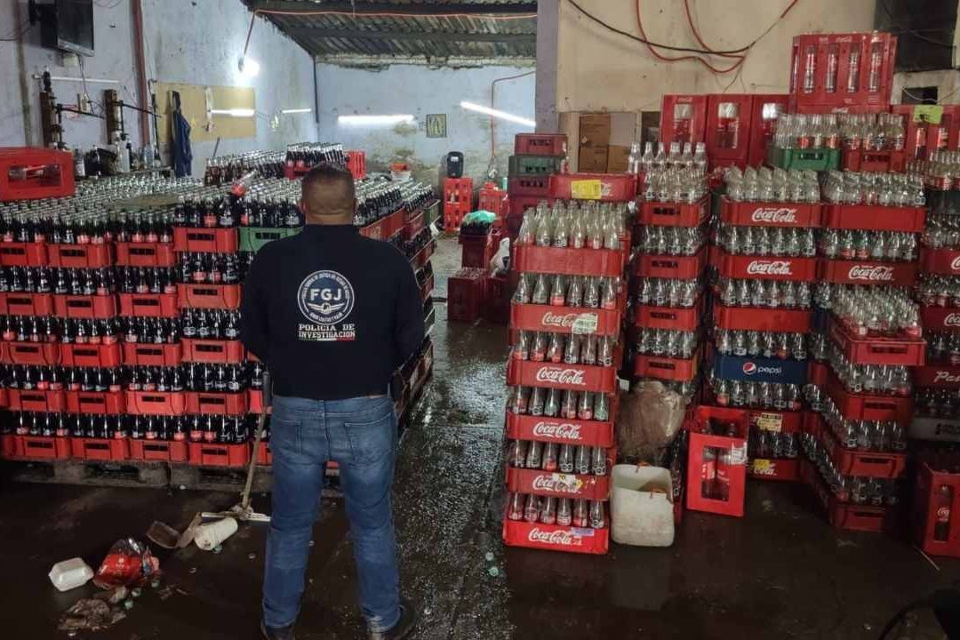 Autoridades y fuerzas de seguridad aseguraron una fábrica clandestina de refrescos piratas en el municipio de La Paz en el Edomex