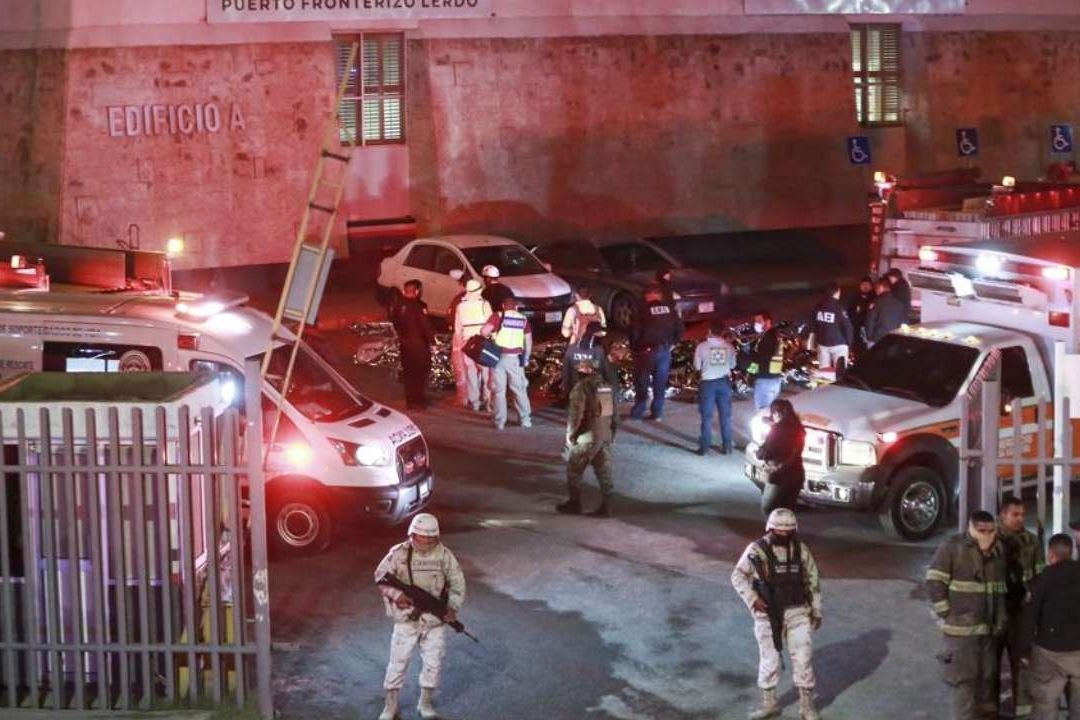 Paramédicos y fuerzas durante el incendio en un centro de detención de migrantes en Ciudad Juárez