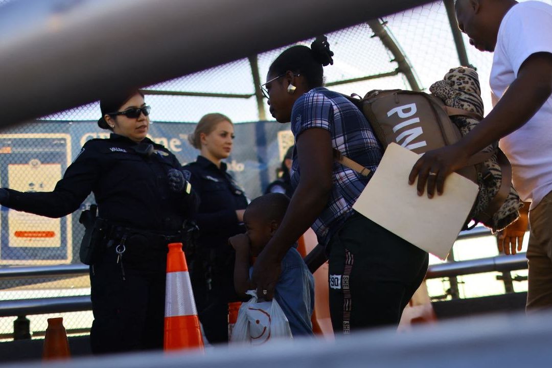 EUA vio un promedio diario de 3 mil 100 arrestos de personas que habían cruzado la frontera de manera irregular, de acuerdo con la información del DHS