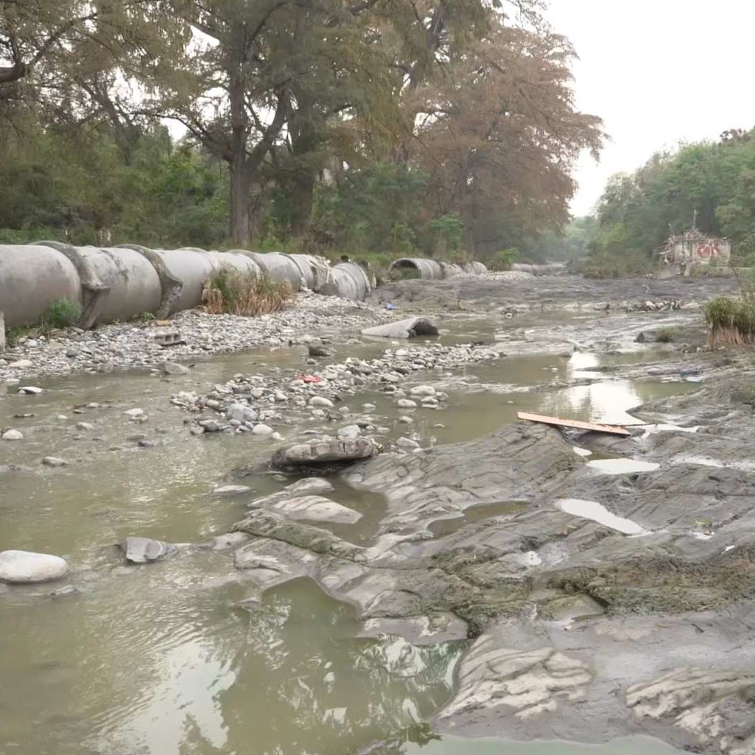 Río Sabinas contaminado por aguas negras