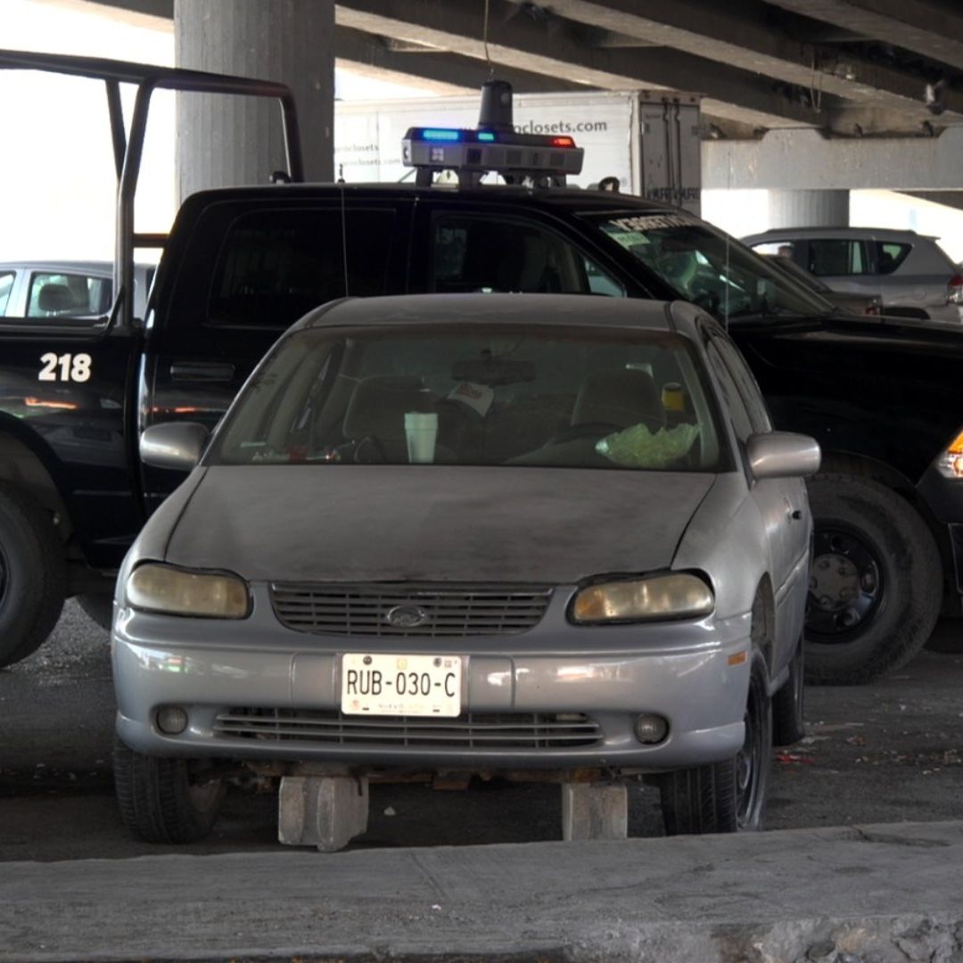 Policía de Monterrey investiga muerte de hombre dentro de auto