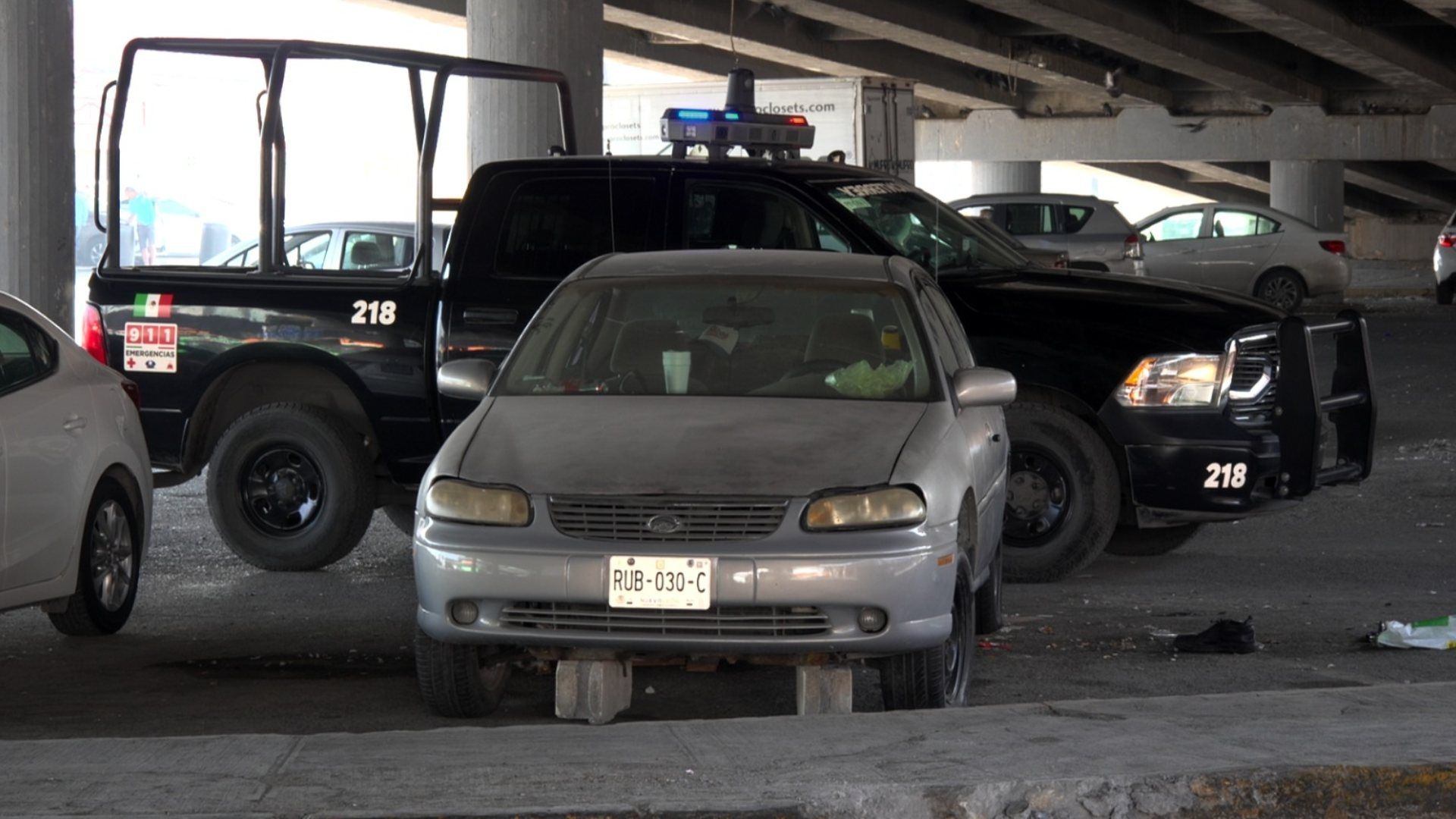 Policía de Monterrey investiga muerte de hombre dentro de auto