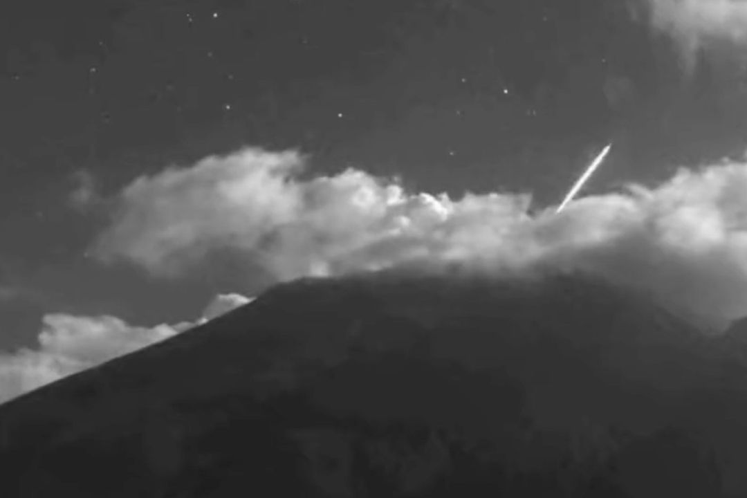 Presunto ovni entra al volcán Popocatépetl