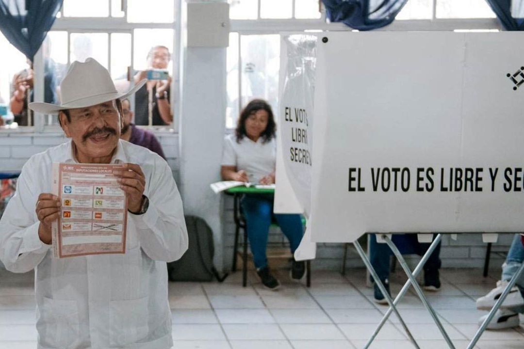 Armando Guadiana Cumple y Emite su Voto en Coahuila