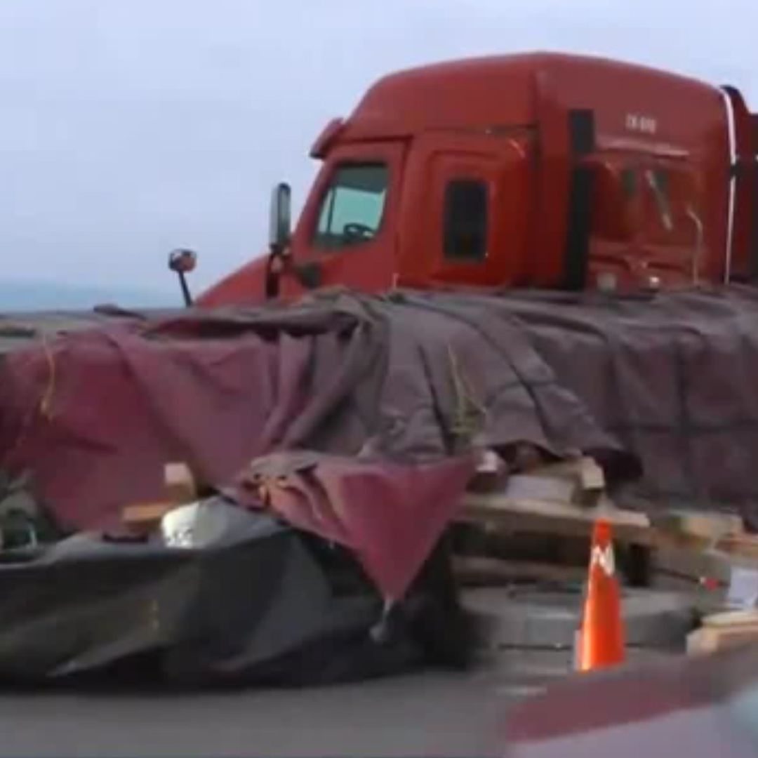 Tráiler tirando carga en Apodaca