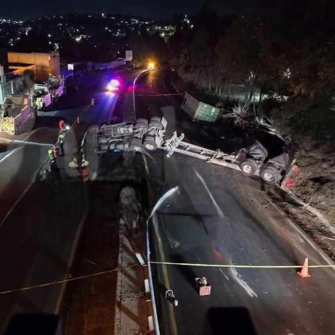 Conductor de Tráiler Muerto por Volcadura en Autopista Apizaco Tlaxcala