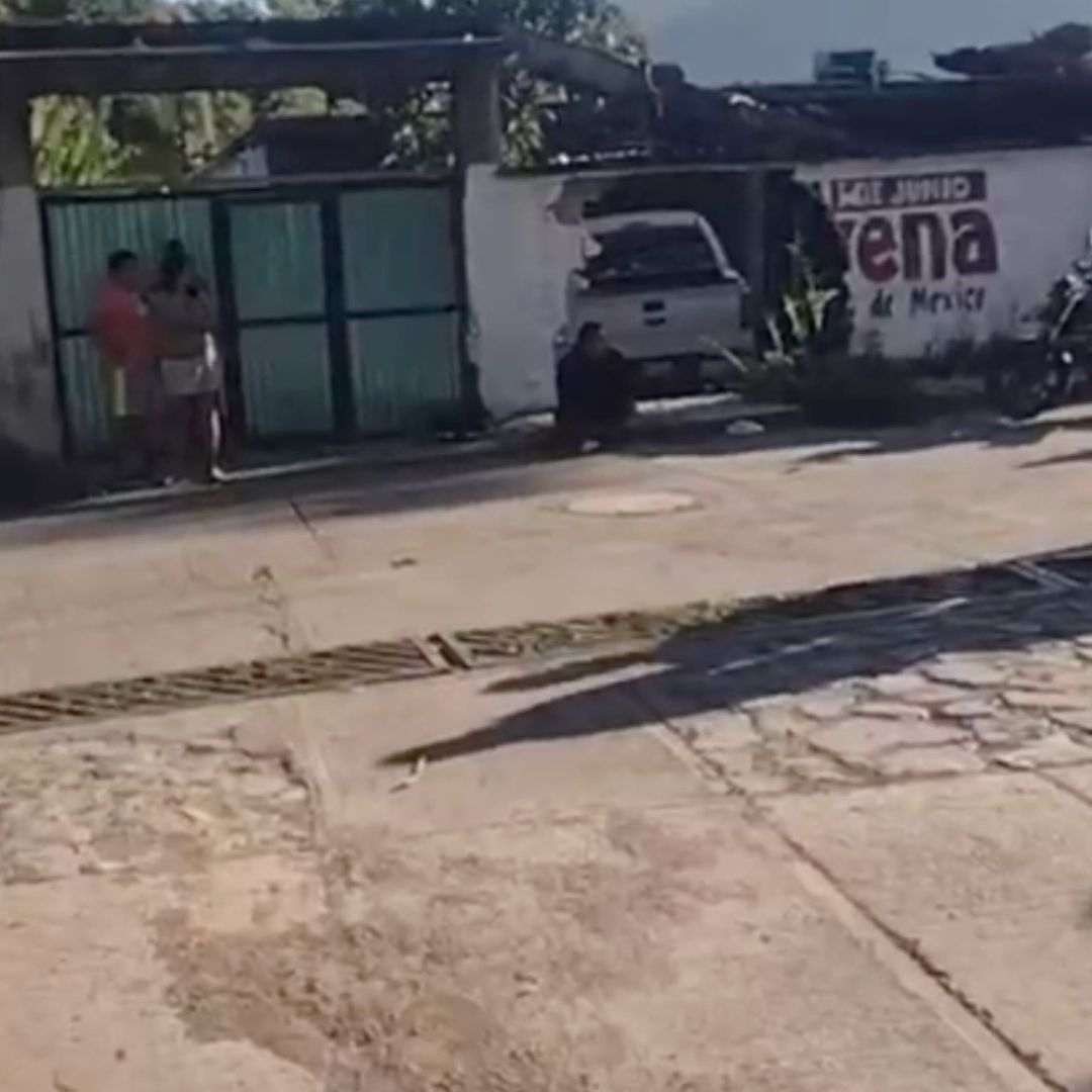 camioneta destroza barda y termina al interior de vivienda.