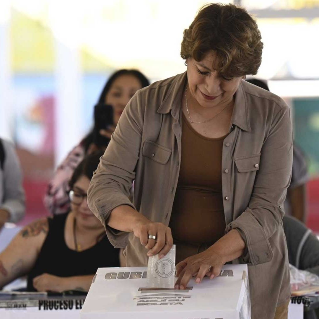 Delfina Gómez se presentó en la casilla 4631, ubicada en el municipio de Texcoco para depositar su voto.
