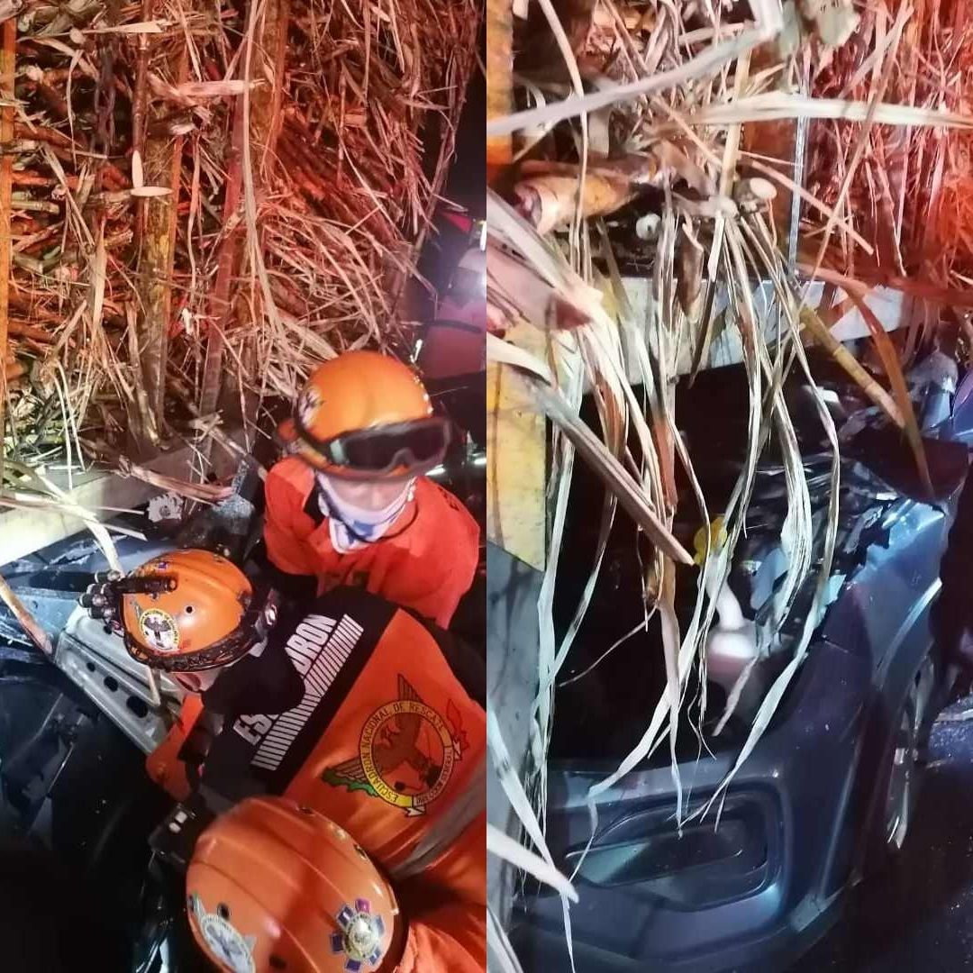 automóvil termina debajo de un camión en cañero en Veracruz.