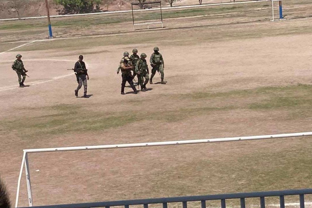 Los hechos ocurrieron minutos después del mediodía de este domingo en la cancha de futbol de la unidad deportiva de Tepaxtitlan, a unas dos horas de Iguala