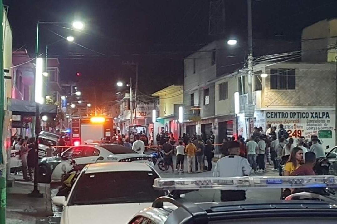 Camioneta Aplasta a Mujer Sentada en Banqueta en Iztapalapa