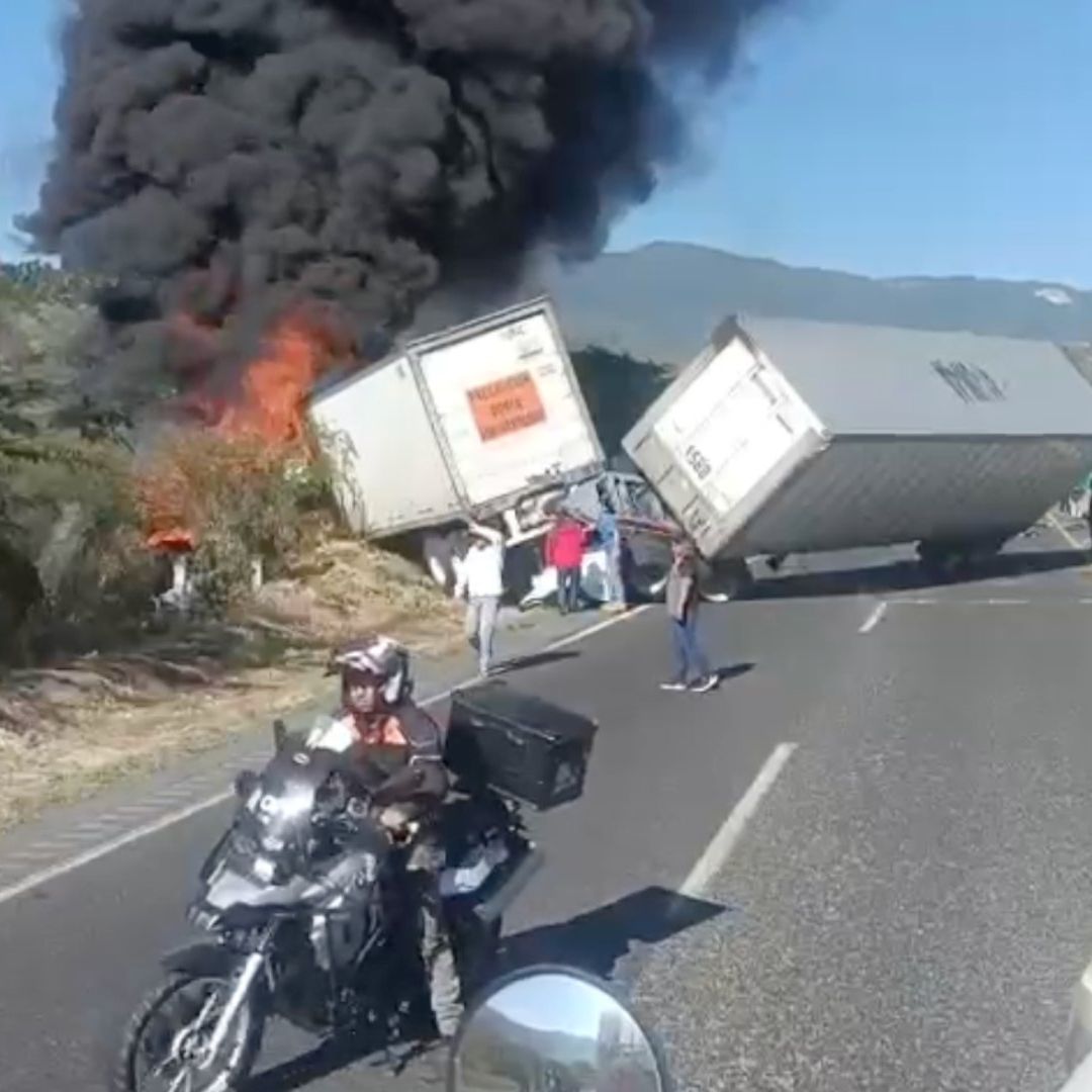 Fuerte choque entre dos tráileres causa cierre vial de autopista Orizaba-Puebla.