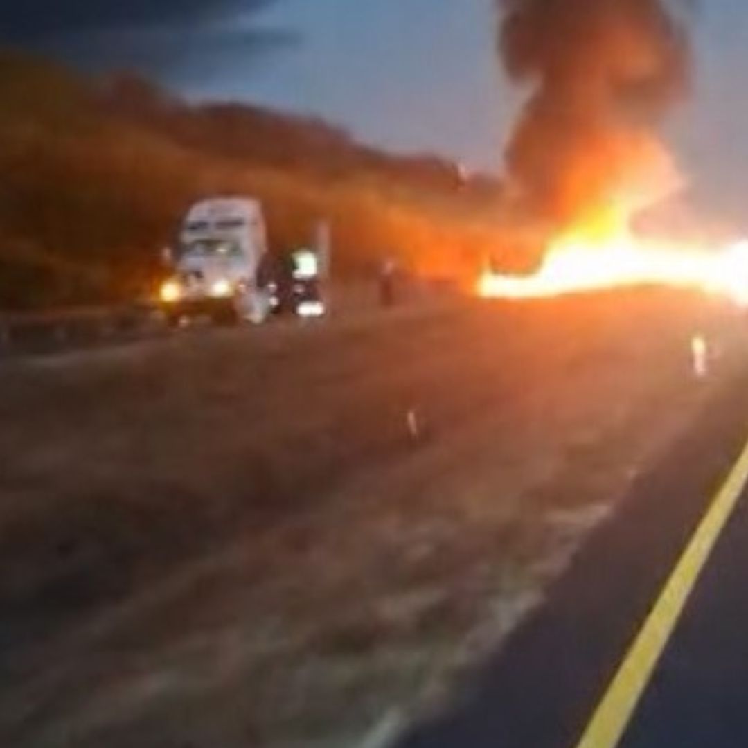 Mueren traileros calcinados en autopista de Jalisco