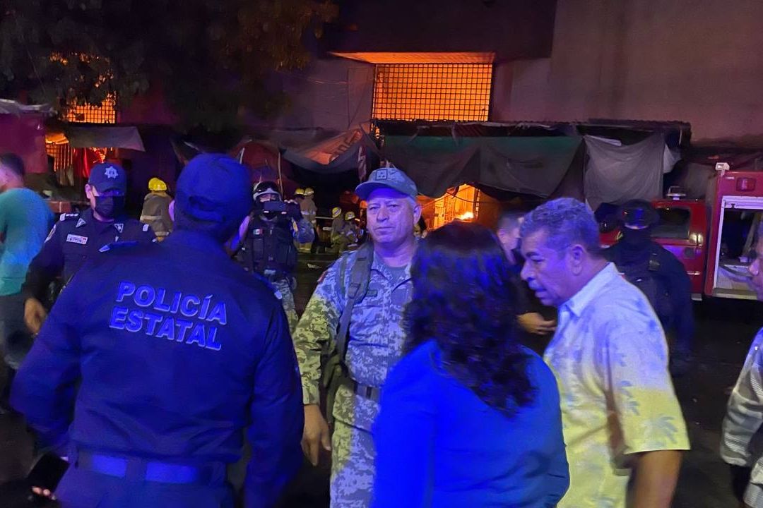 Un fuerte incendio que inició durante las primeras horas de este lunes arrasó con 570 locales comerciales que forman parte del Mercado Central de Acapulco.
