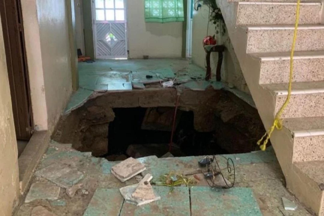 Enorme socavón se forma al interior de vivienda en Veracruz