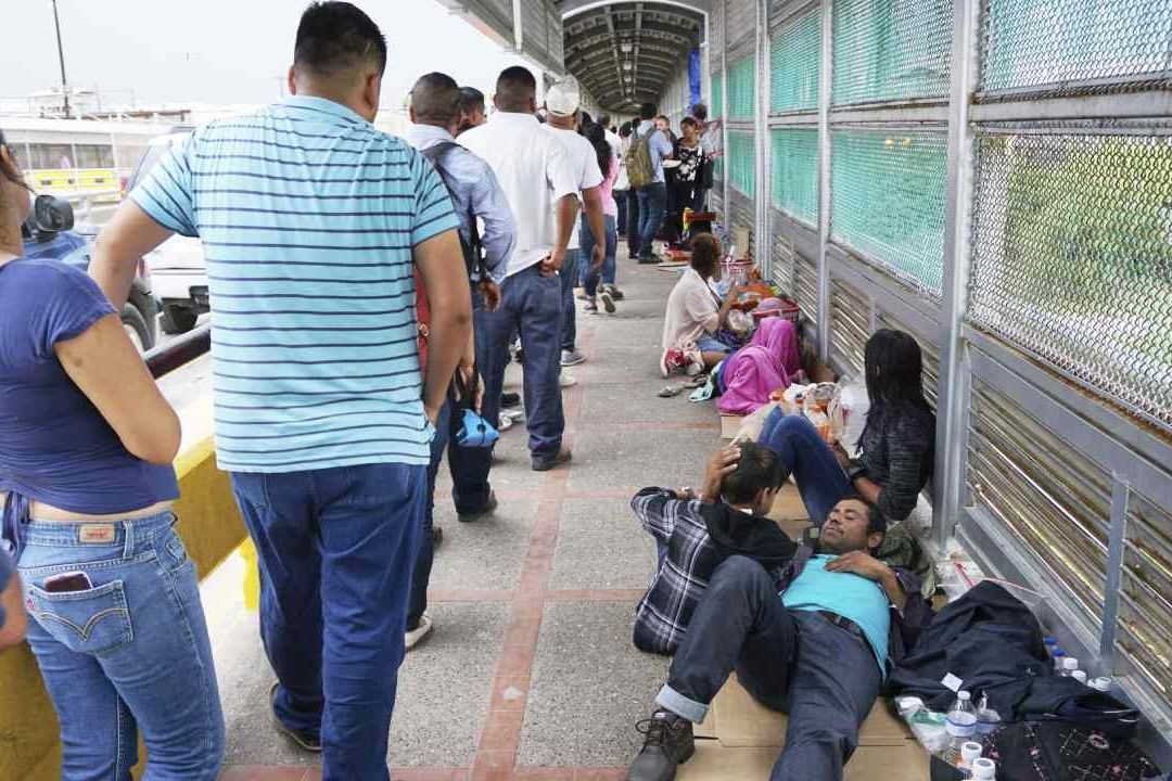Migrantes Provocan Estampida en Puente Internacional de Matamoros