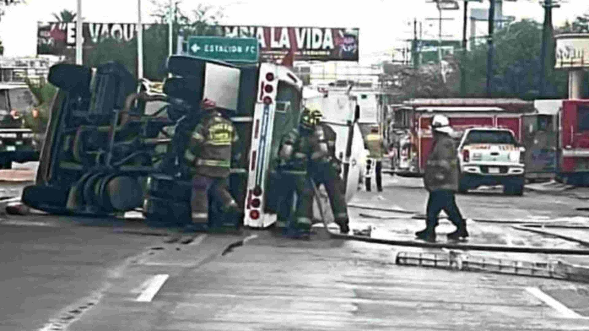 Vuelca Pipa de Gas en Bulevar Mazón López en Hermosillo, Sonora; Hay Calles Cerradas en la Zona