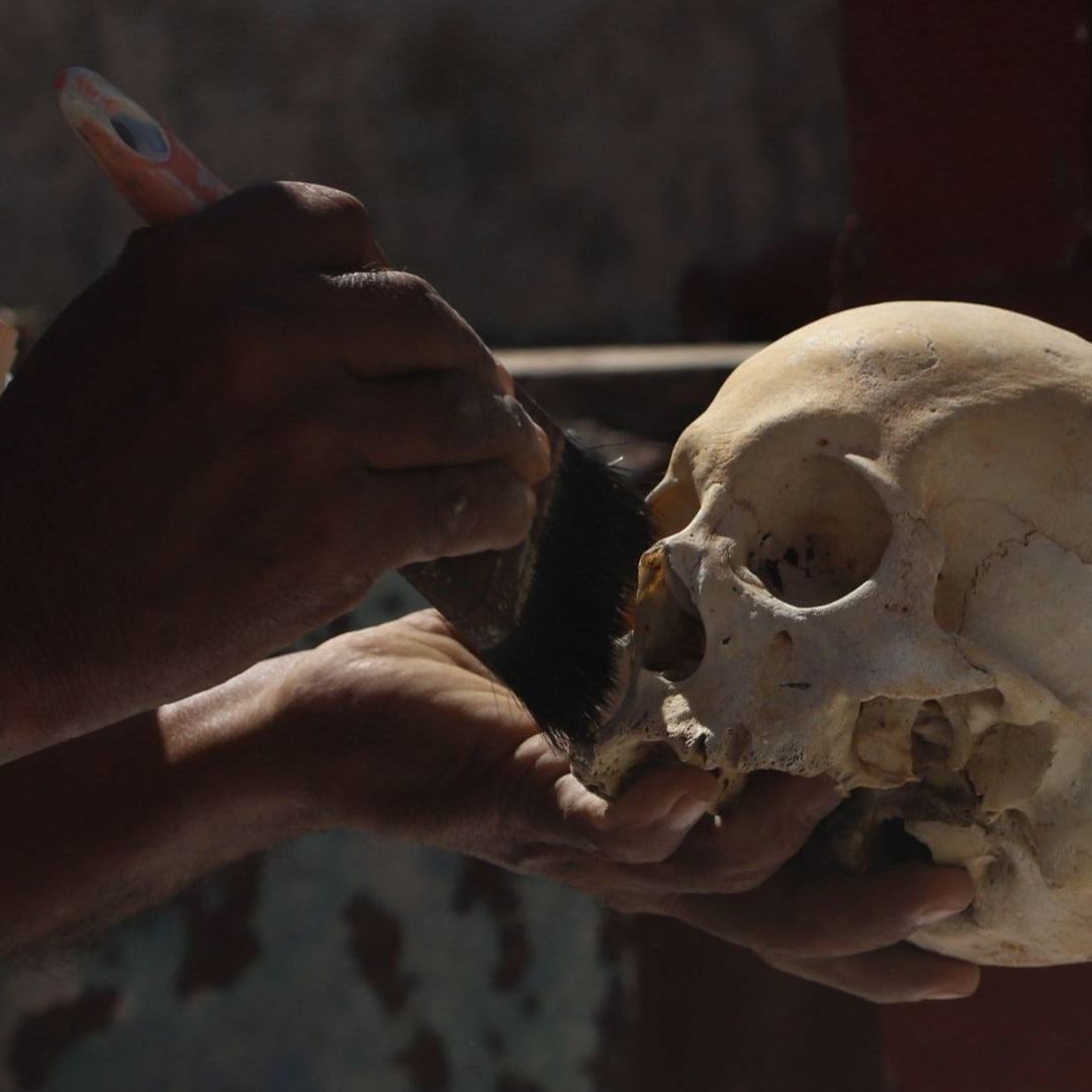 Limpieza de osamentas en panteón de Pomuch en Campeche