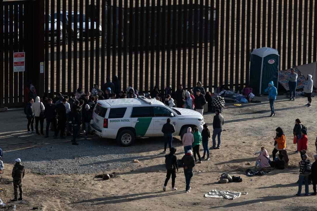 Las detenciones de migrantes que ingresan por la frontera entre EUA y México bajaron un 70% tras el fin del Título 42