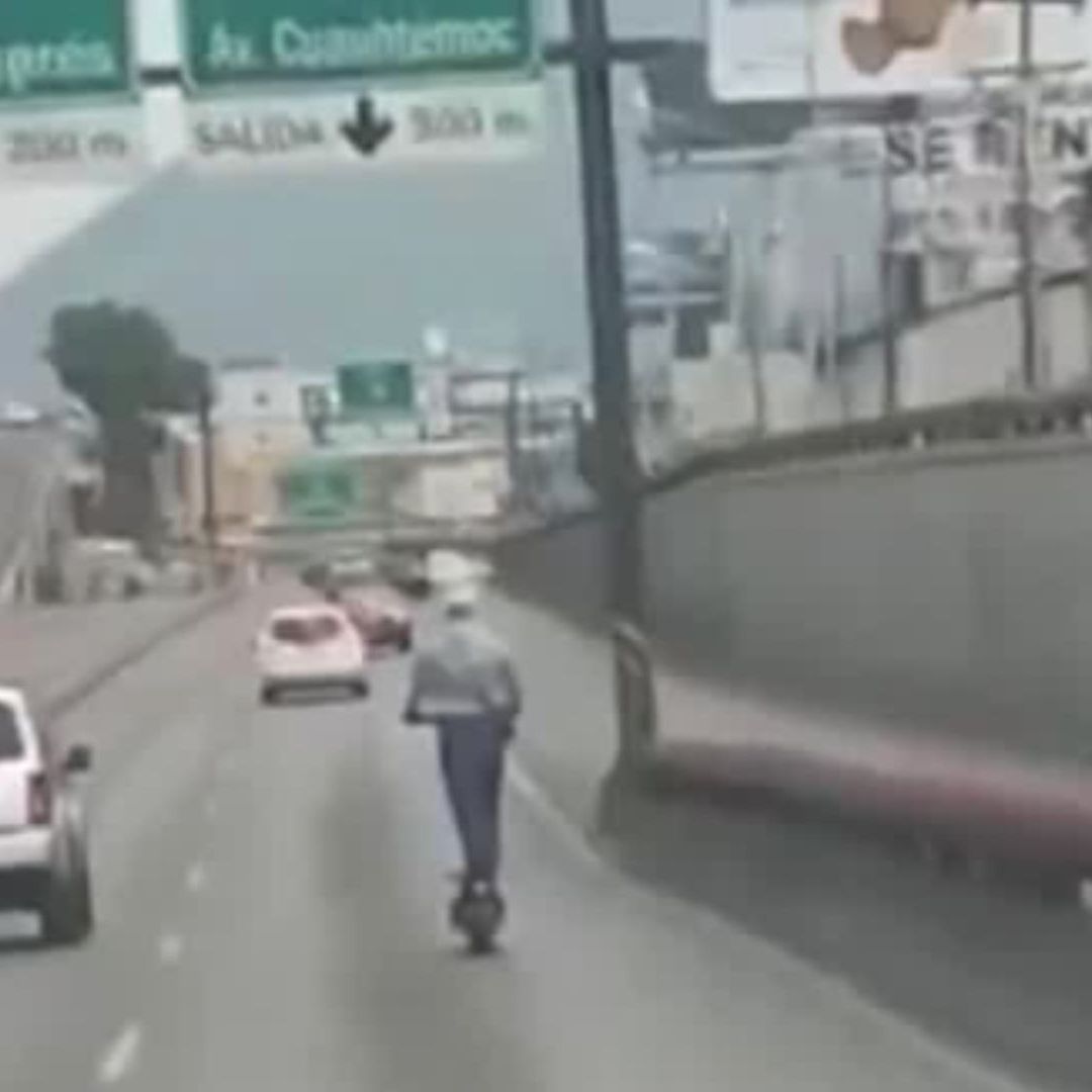 Automovilista captó a hombre en patín del diablo a 60 km/h sobre Av. Morones Prieto. Foto: Cortesía