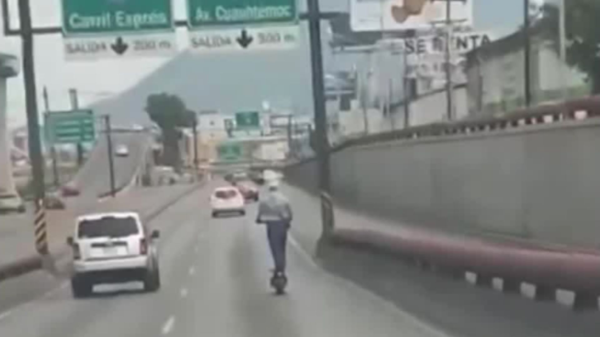 Automovilista captó a hombre en patín del diablo a 60 km/h sobre Av. Morones Prieto. Foto: Cortesía