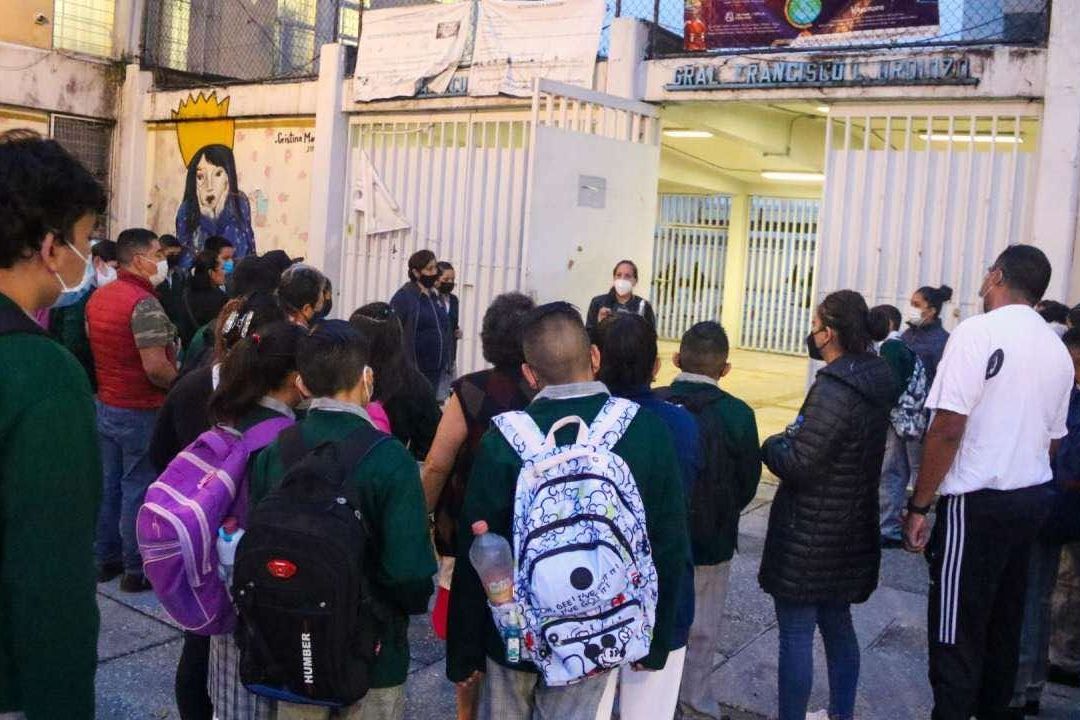 Alumnos de educación básica esperan para ingresar a su escuela