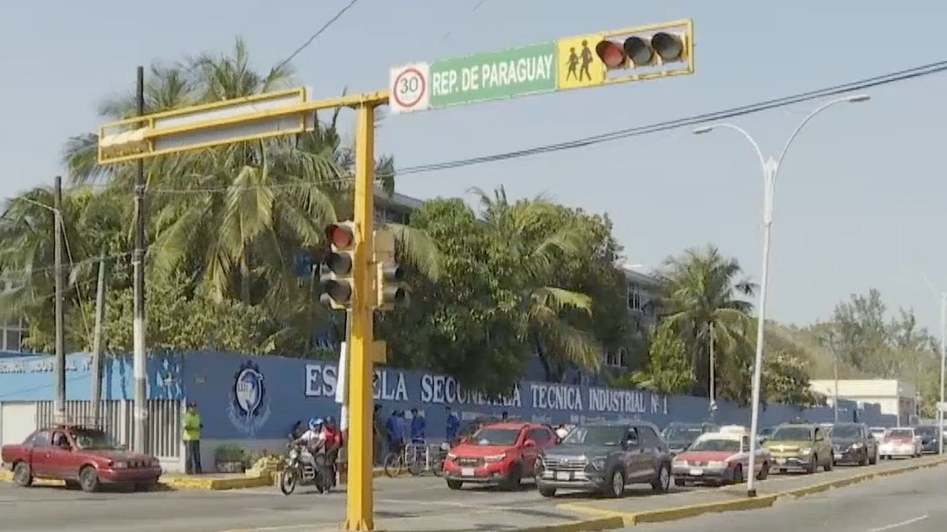 Paramédicos se trasladaron al lugar de los hechos para brindar los primeros auxilios a la mujer, que lamentablemente ante de ser trasladada falleció.