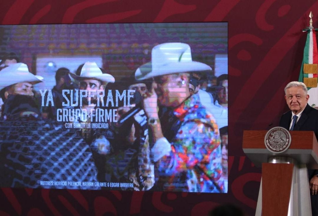 AMLO dedica canción Ya Supérame a la oposición tras críticas a Delfina Gómez