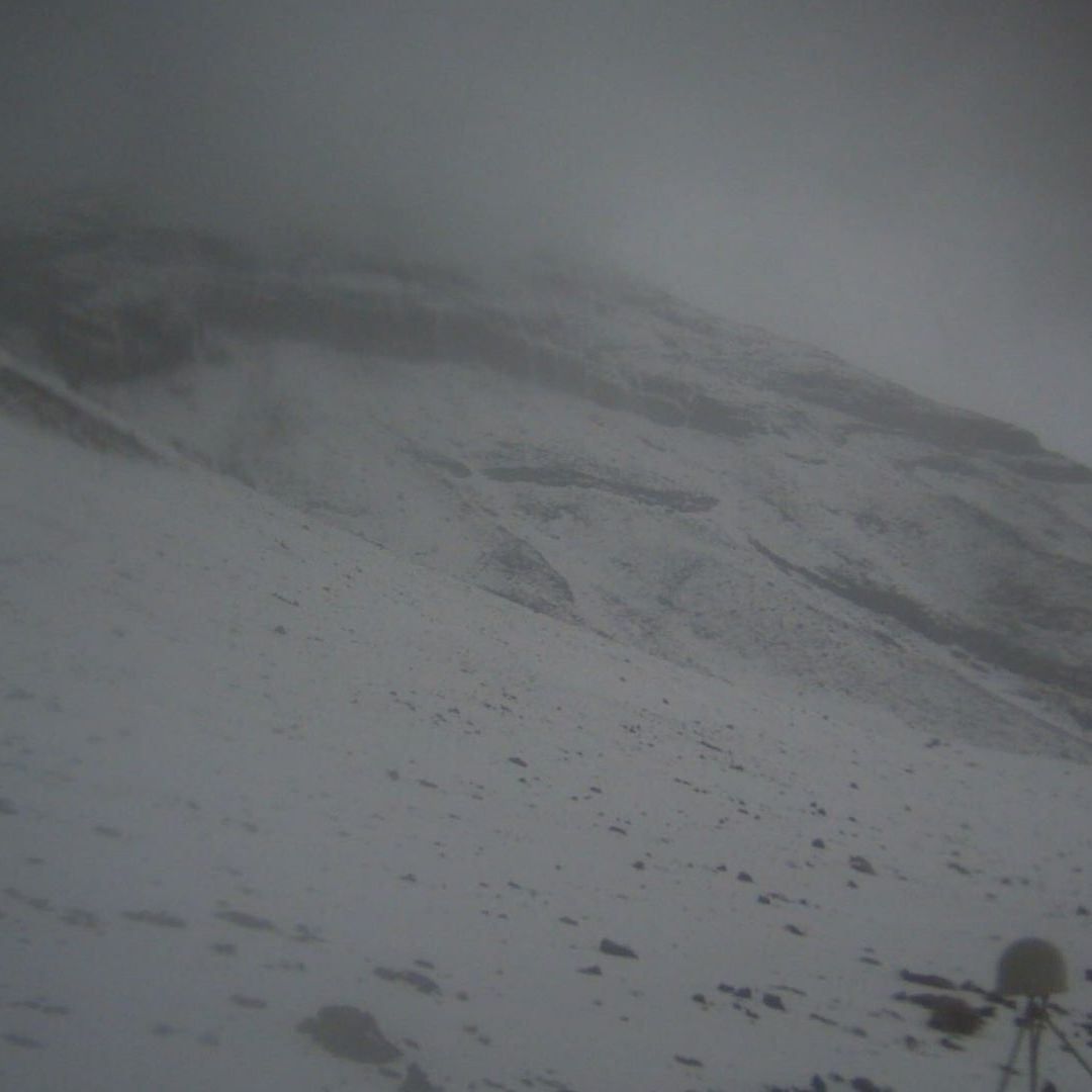 Popocatépetl desde Paso de Cortés y Tlamacas con nevada a 4000 m. de altitud. Foto: Cenapred