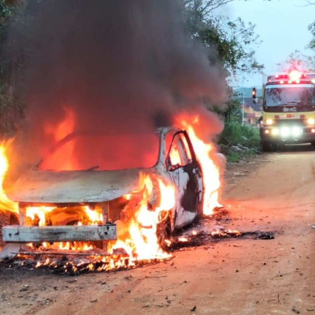 Elementos Protección Civil y Bomberos de Acayucan realizaron las tareas para combatir y sofocar el fuego que consumía el taxi.