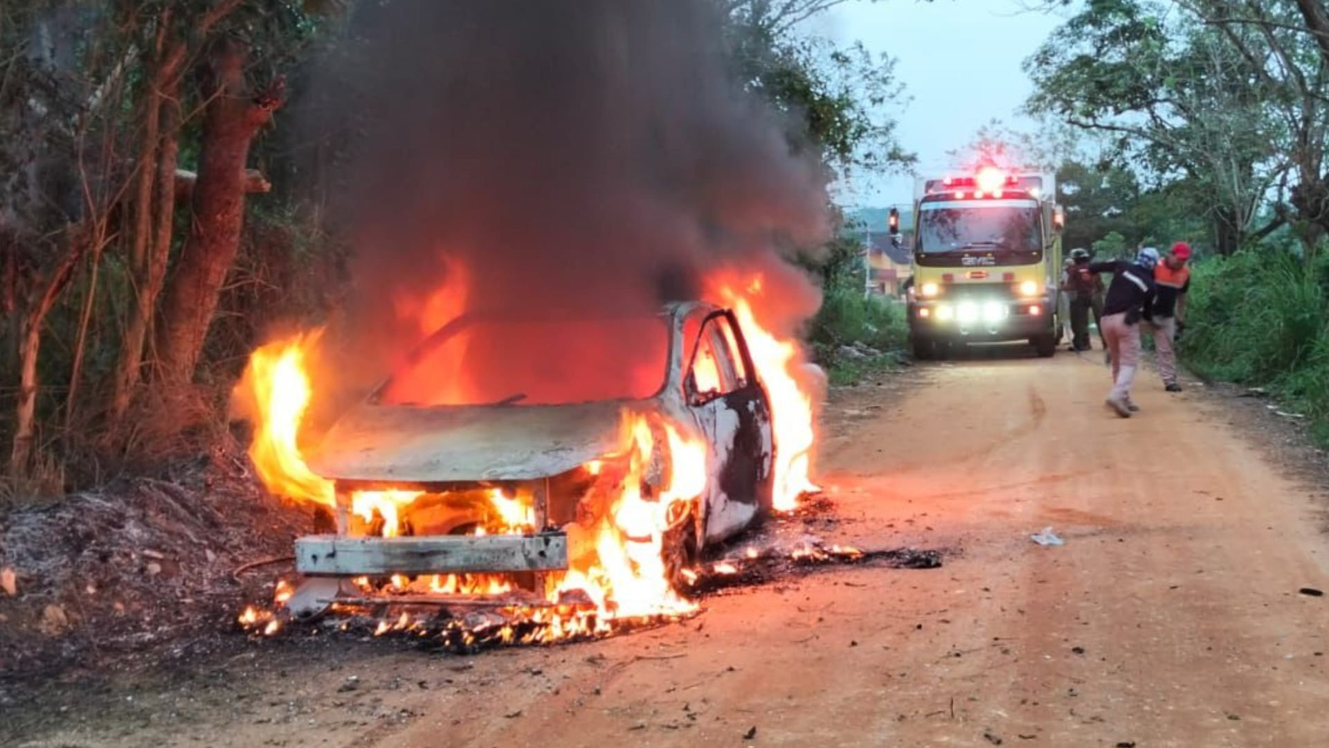 Elementos Protección Civil y Bomberos de Acayucan realizaron las tareas para combatir y sofocar el fuego que consumía el taxi.
