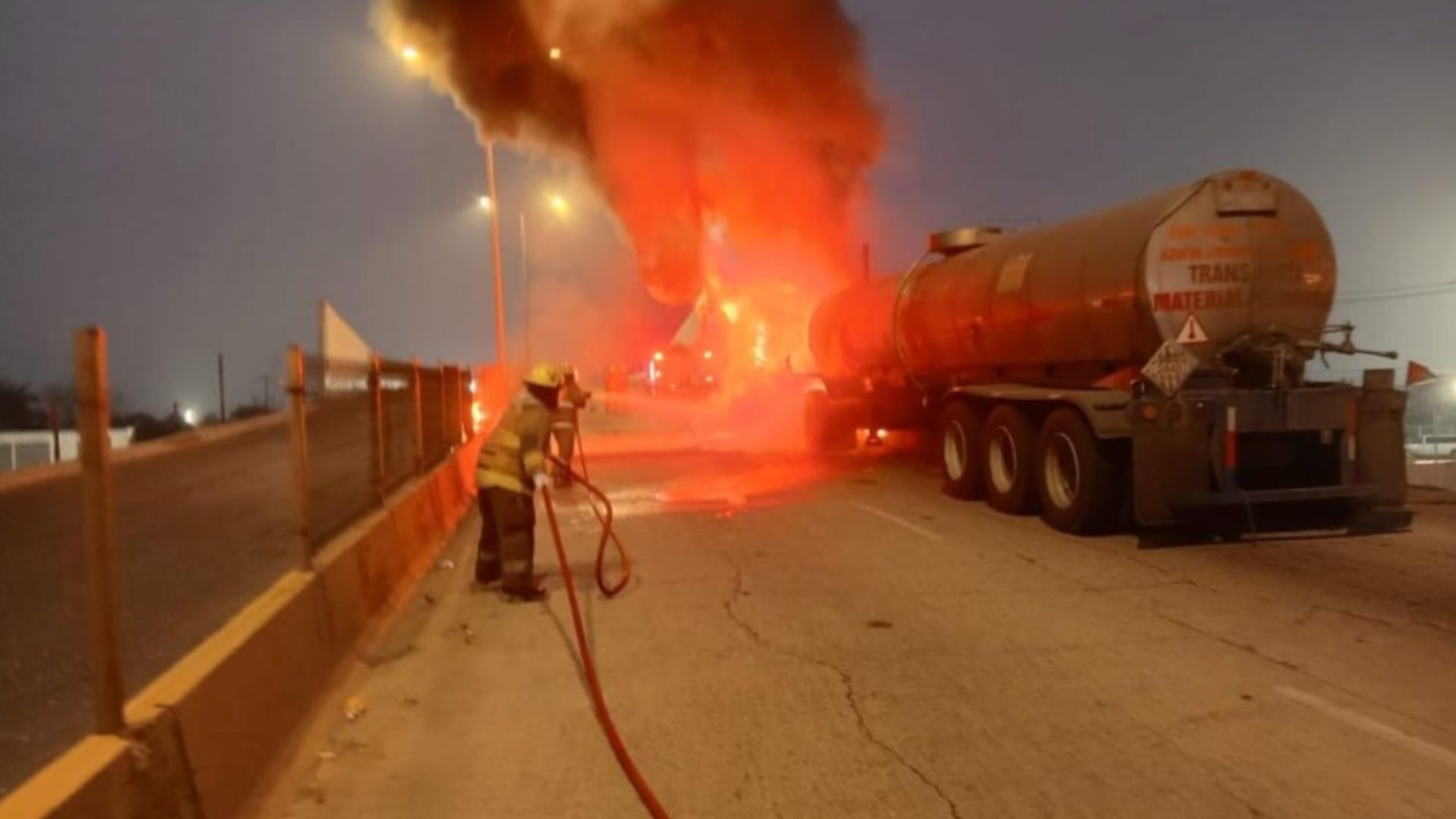 Al sitio acudieron como primeros respondientes elementos de Protección Civil y del Cuerpo de Bomberos para atender la emergencia.