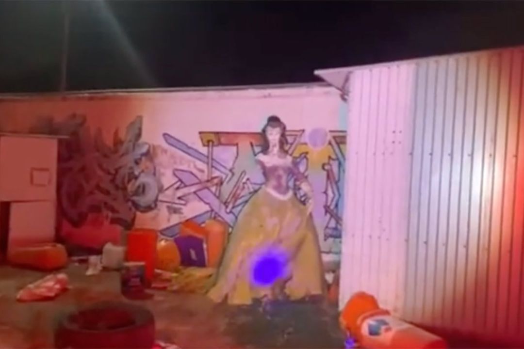 Captan a Estatua de Blanca Nieves Caminando en Reino Mágico
