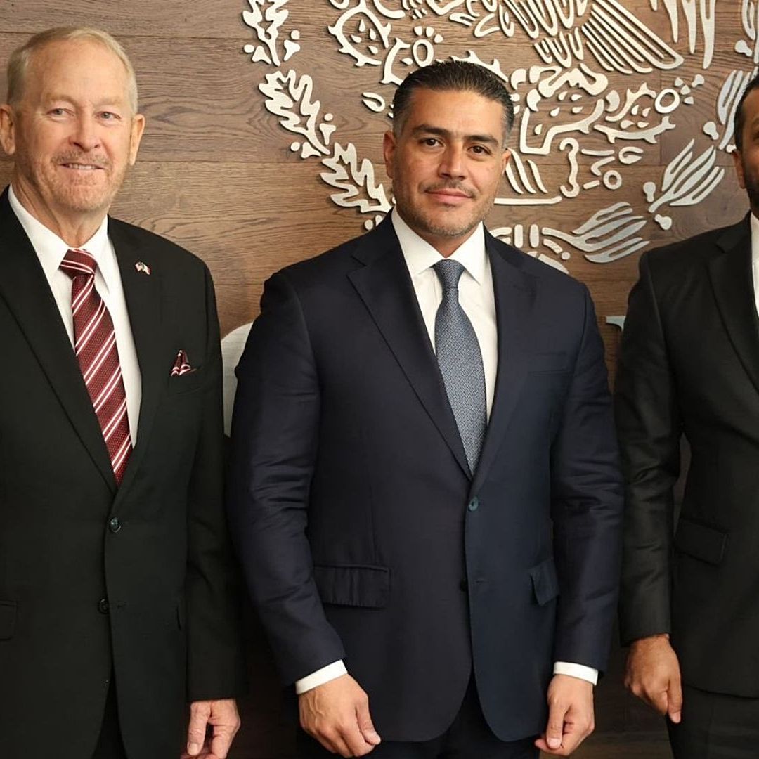 Omar García Harfuch (al centro) se reúne con Kash Patel (d) y embajador Johnson. Foto: X @OHarfuch