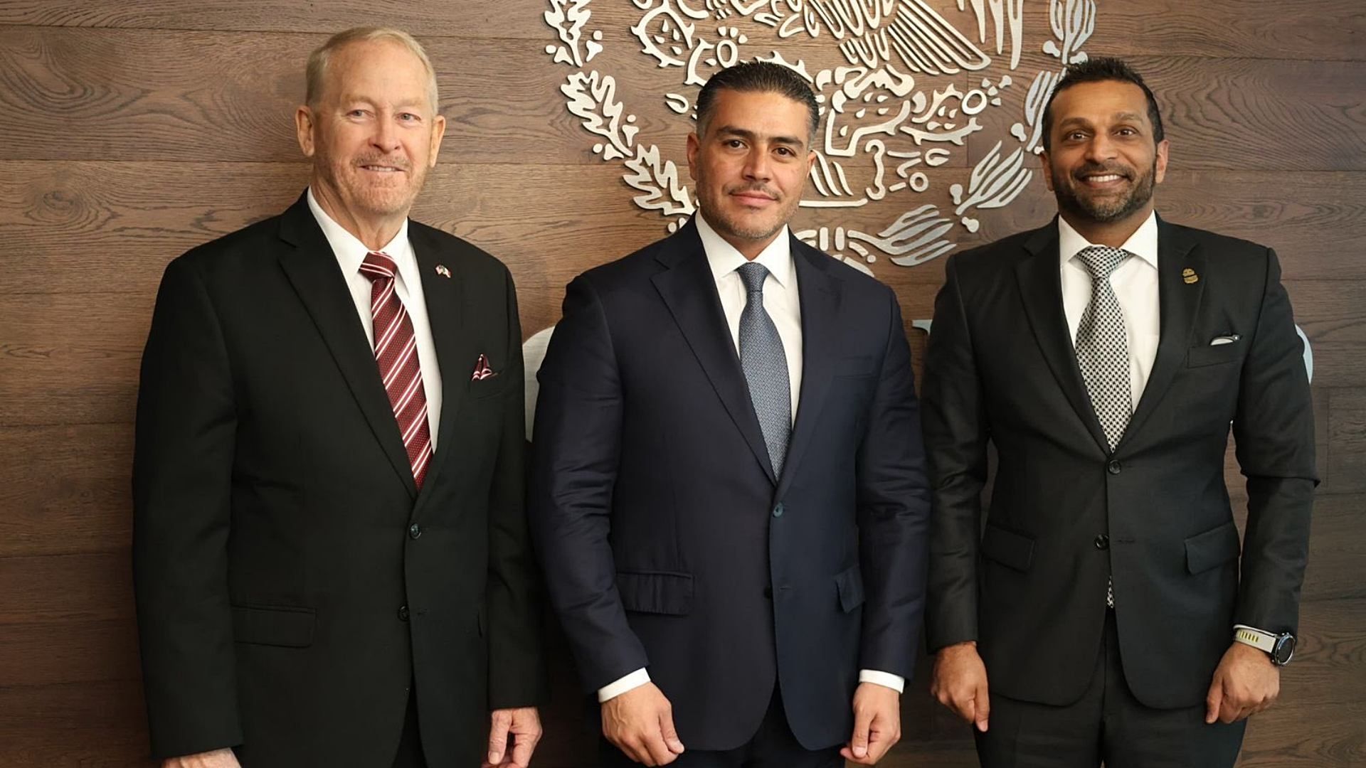 Omar García Harfuch (al centro) se reúne con Kash Patel (d) y embajador Johnson. Foto: X @OHarfuch